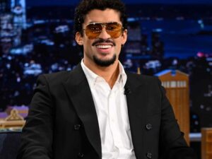 Bad Bunny: Γλίστρησε και έπεσε στη σκηνή σε συναυλία του