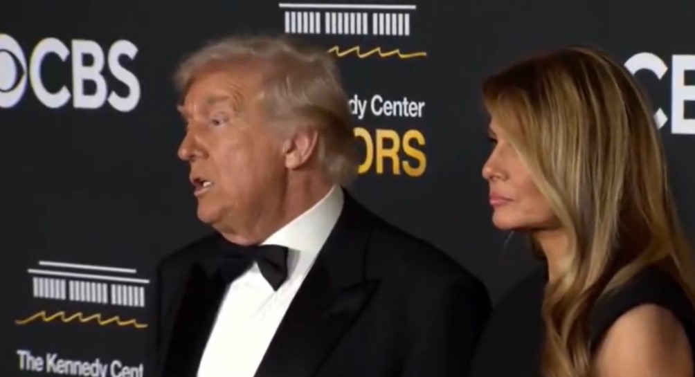 Σε ρόλο παρουσιαστή ο Τραμπ - Bράβευσε Σταλόνε, Γκλόρια Γκέινορ και Kiss, δείτε βίντεο