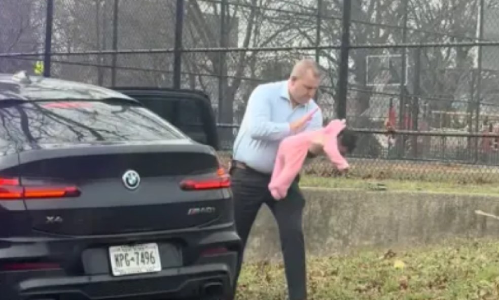 Νέα Υόρκη: Αστυνομικός έσωσε παιδί που πνιγόταν - Βίντεο που κατέγραψε αυτόπτης μάρτυρας