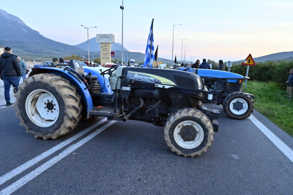 Αγρότες Αργολίδας: Κλιμάκωση κινητοποιήσεων με αποκλεισμό της παλαιάς εθνικής οδού ‘Αργους – Κορίνθου στα Δερβενάκια.(Βασίλης Παπαδόπουλος / Eurokinissi)