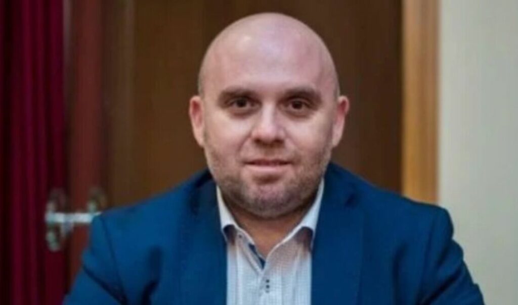 260126151413_mpiskota-violanta-poios-einai-o-idioktitis-konstantinos-tziortziotis (1)