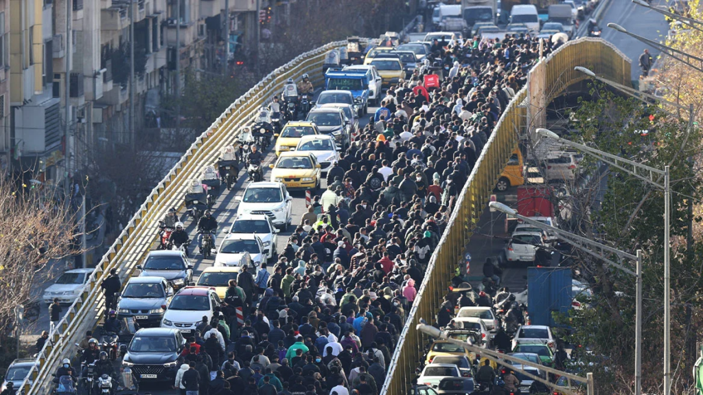 Στους δρόμους ο λαός του Ιράν - Καταρρέει η οικονομία