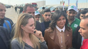 Η Αντελίνα Τζολί βρέθηκε στο πέρασμα της Ράφα για να ενημερωθεί για την κατάσταση των Παλαιστινίων
