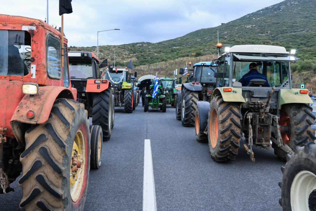 Οι αγρότες έκλεισαν την αερογέφυρα στη Νίκαια - Ανοιχτά για τα Θεοφάνια τα μπλόκα στη Μακεδονία, κλιμάκωση Πέμπτη και Παρασκευή