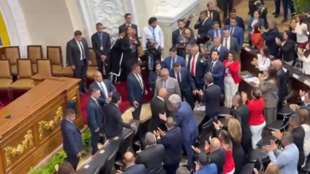 Βενεζουέλα: Με συνθήματα υπέρ του Νικολάς Μαδούρο η συνεδρίαση της Εθνοσυνέλευσης