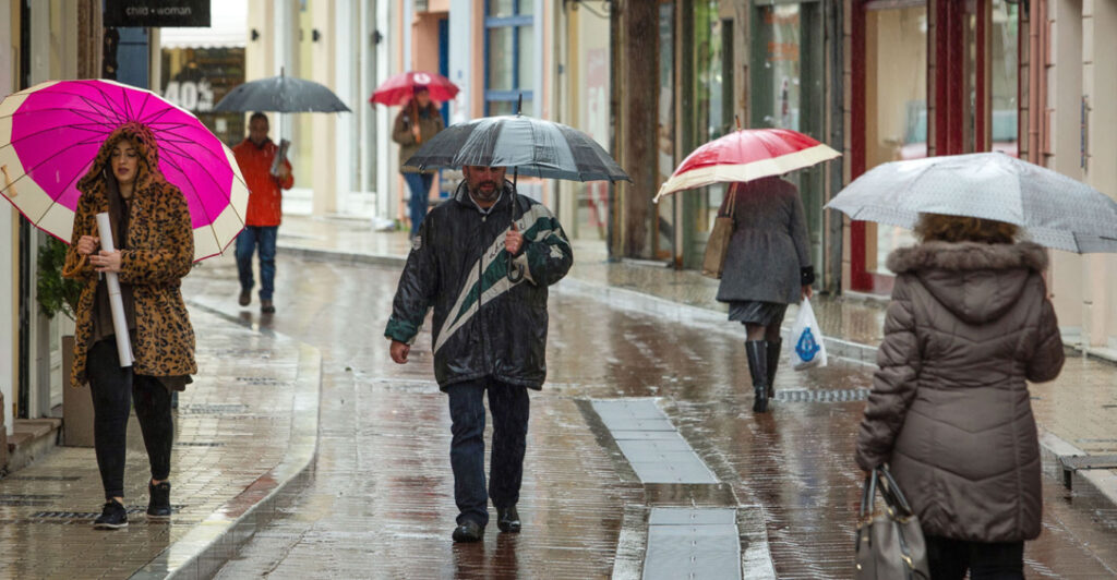 Καιρός: Νέο 48ώρο κύμα κακοκαιρίας με λασποβροχές και αφρικανική σκόνη - Red Code σε 5 Περιφέρειες