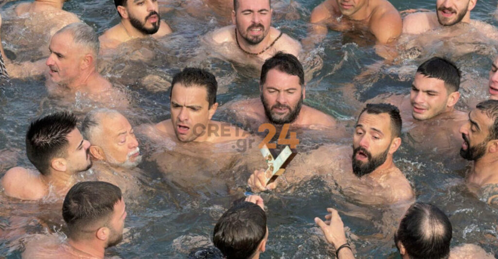 Θεοφάνεια: Αγιασμός των υδάτων στο Ηράκλειο: Έπιασαν αλλά… έσπασαν τον Τίμιο Σταυρό