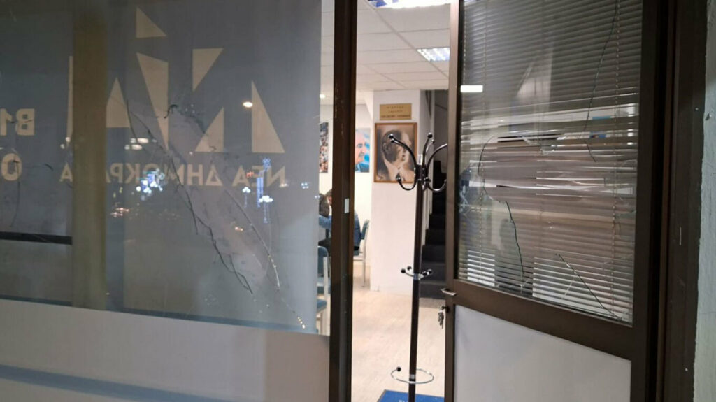 Νέα Δημοκρατία: Επίθεση από αγνώστους σε γραφεία της στην Πεύκη