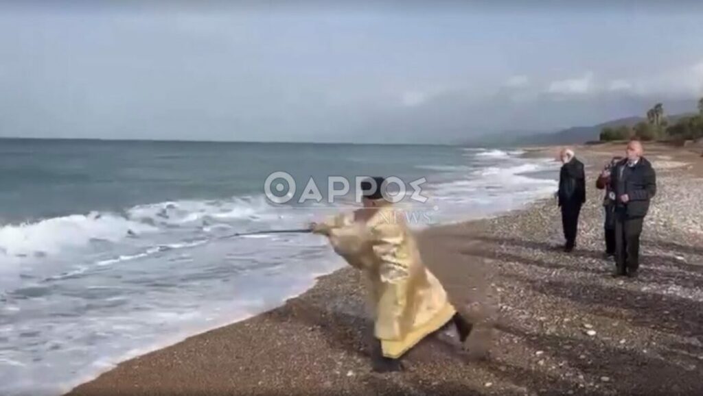 Ιερέας στη Μεσσηνία έριξε το Σταυρό στη θάλασσα με καλάμι ψαρέματος - Δείτε βίντεο