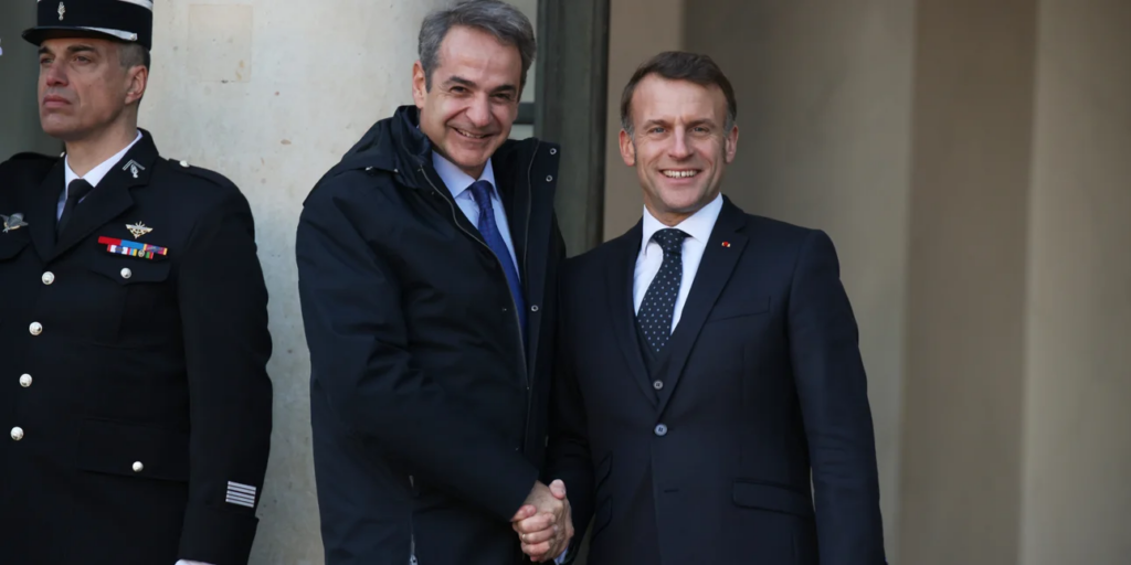 Ο Εμανουέλ Μακρόν υποδέχθηκε τον Κυριάκο Μητσοτάκη στο Ελιζέ