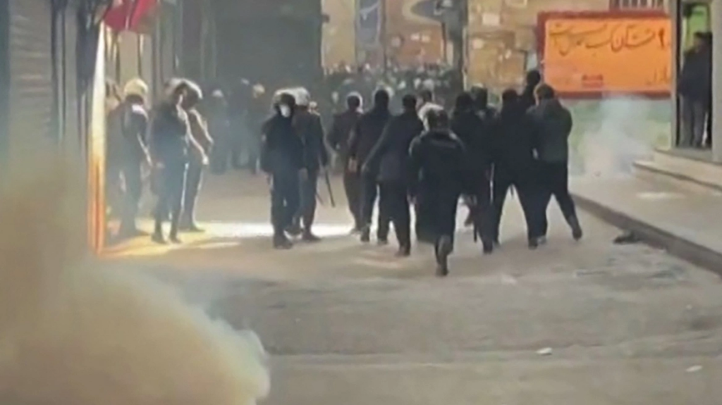 Με δακρυγόνα διέλυσε η αστυνομία διαδήλωση σε παζάρι της Τεχεράνης - Βίντεο