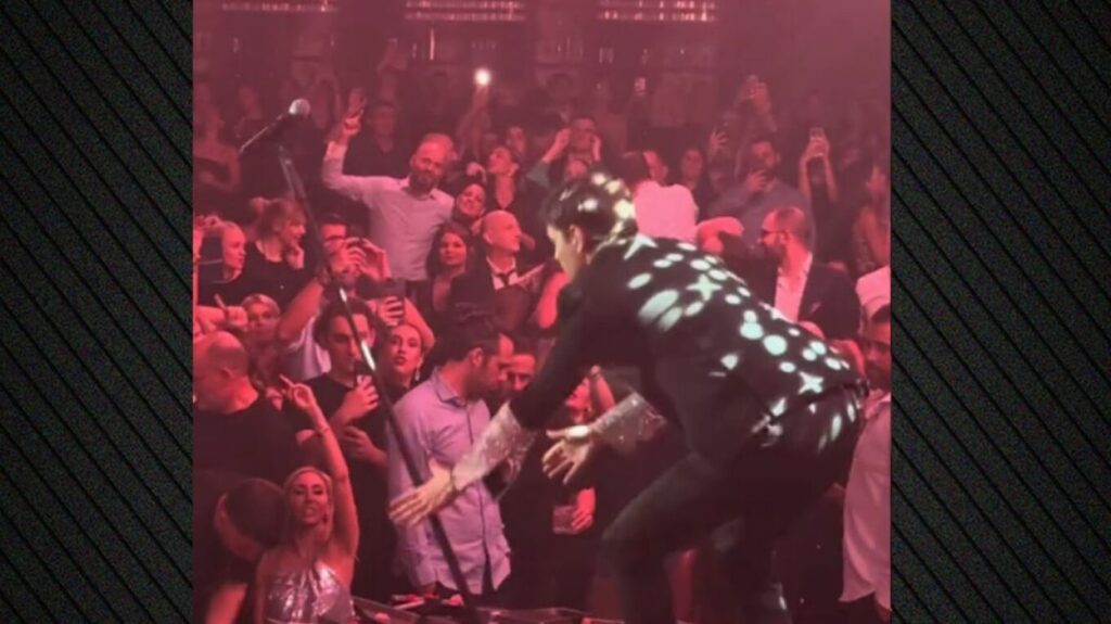 Νίνο: Παραλίγο να του φύγει το μικρόφωνο από τα χέρια στη σκηνή - Βίντεο