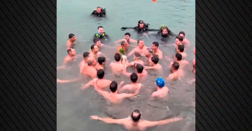 Αλεξανδρούπολη: Έψαλαν τον Εθνικό Ύμνο αφού έπιασαν τον Σταυρό για τα Θεοφάνια - Βίντεο