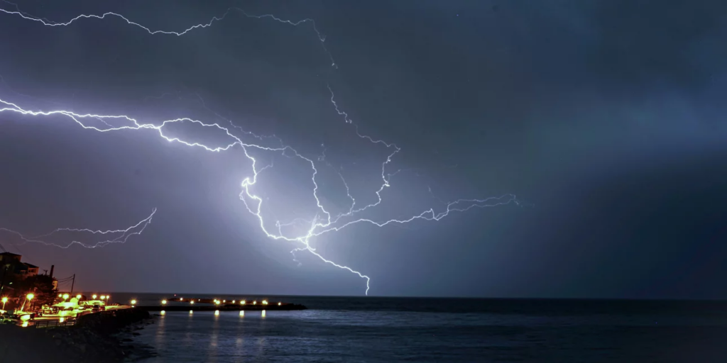 Πτήση για Ιωάννινα επέστρεψε στην Αθήνα - Σφοδρή η κακοκαιρία στην Ήπειρο