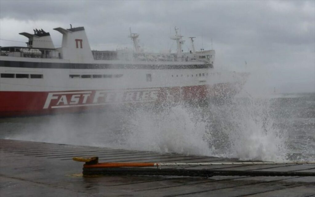 Ισχυροί άνεμοι έως και 9 μποφόρ δυσχεραίνουν τα ακτοπλοϊκά δρομολόγια - Απαγόρευση απόπλου σε πολλά λιμάνια