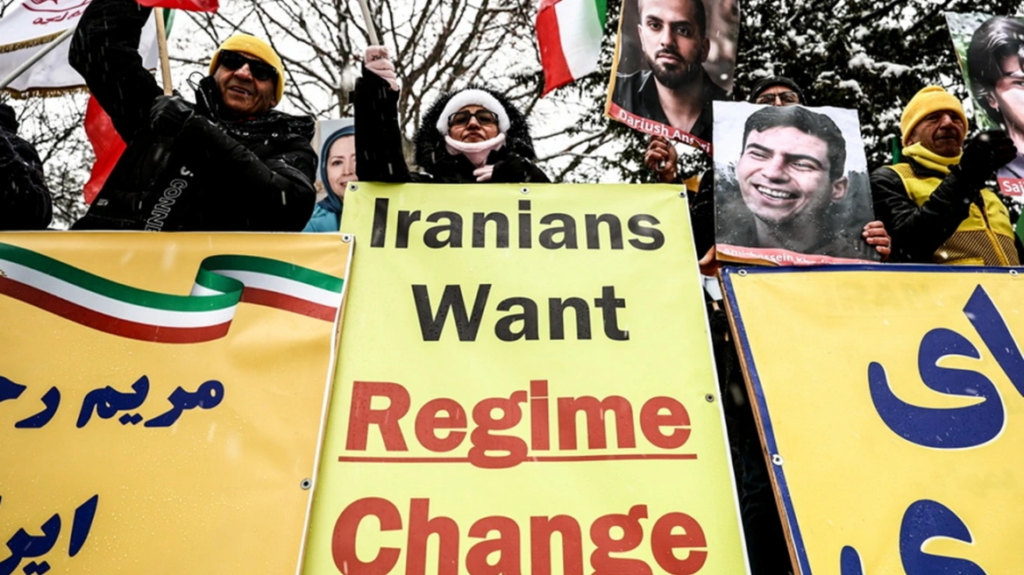 Γιγαντώνεται η εξέγερση στο Ιράν - Πολίτης χτύπησε με αυτοκίνητο αστυνομικούς - Χωρίς Ίντερνετ η χώρα