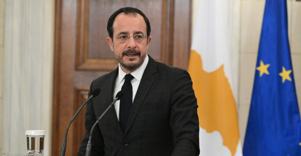 Αναταραχή στην Κύπρο από το βίντεο με τις μίζες στο Προεδρικό: Έρευνες της ΚΥΠ και σύσκεψη υπό Χριστοδουλίδη