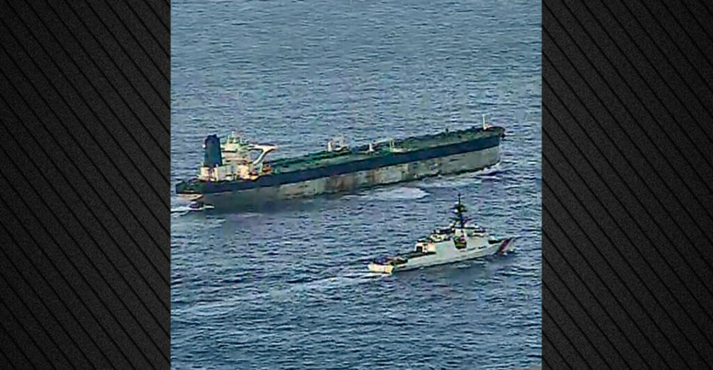 Κατάσχεση δεξαμενόπλοιου από τις ΗΠΑ: 18 ημέρες καταδίωξης και μήνυμα στον «σκιώδη στόλο»
