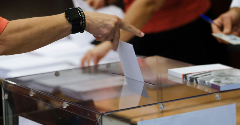 Δημοσκόπηση Interview: Στο 32,4% η ΝΔ στην εκτίμηση εκλογικού αποτελέσματος, πώς αλλάζουν τα δεδομένα τα κόμματα Καρυστιανού και Τσίπρα