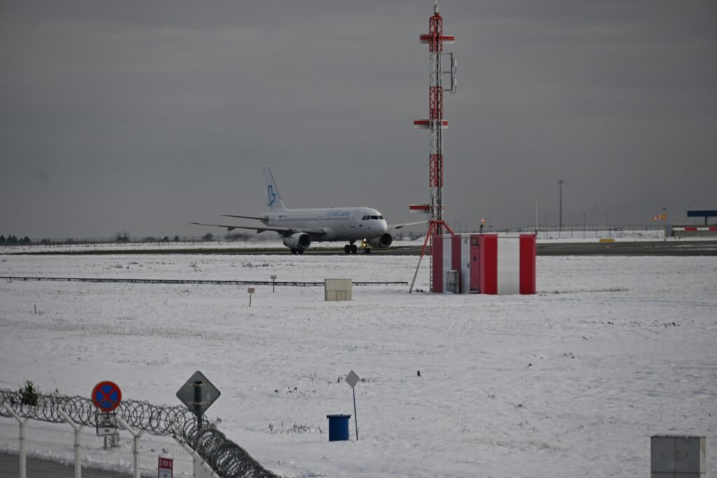 Κλειστά τα αεροδρόμια σε Βιέννη και Μπρατισλάβα λόγω κακοκαιρίας - «Πολύ περιορισμένη λειτουργία» στο αεροδρόμιο της Πράγας