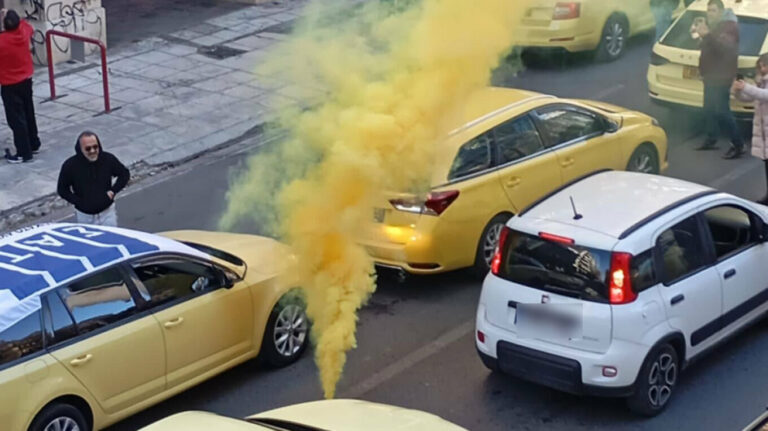 Απεργία ταξί: Με καπνογόνα και κόρνες οδεύουν προς το υπουργείο Μεταφορών