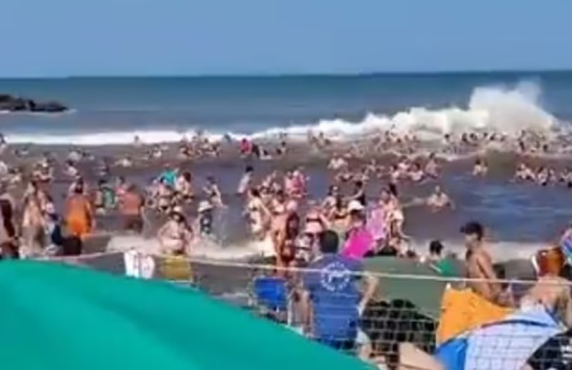 Αργεντινή: Πανικός σε παραλία από «μετεωρολογικό τσουνάμι», νεκρός ένας 29χρονος