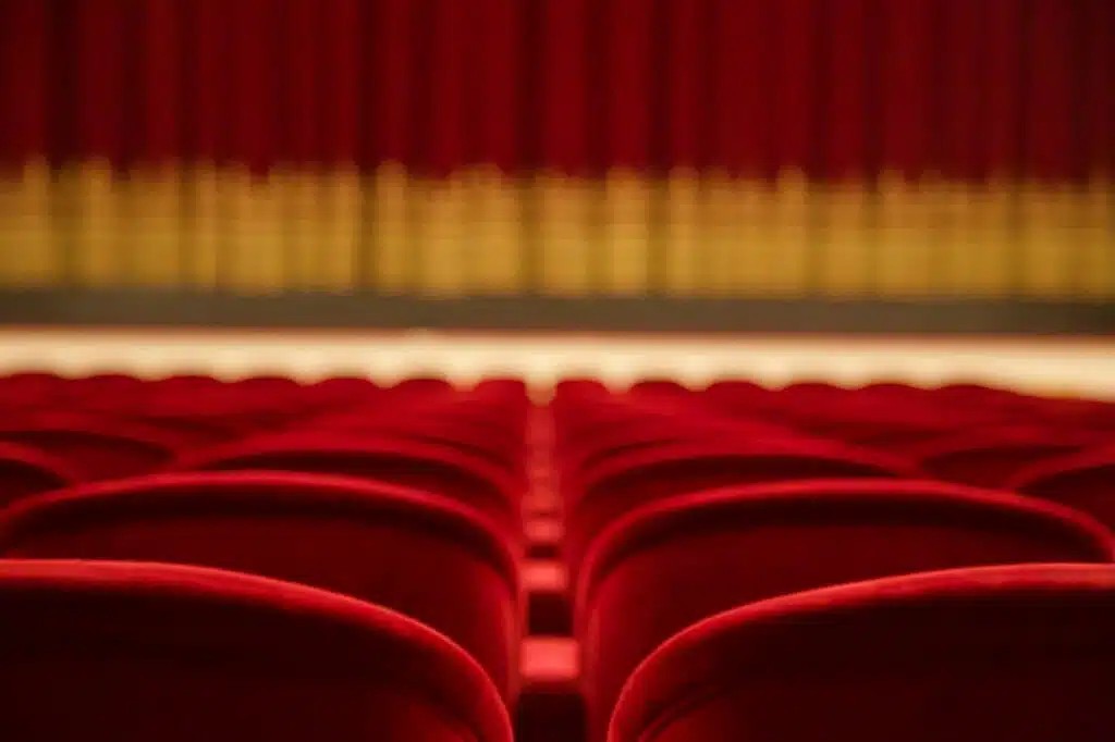 Αθήνα στο προσκήνιο: Οι έξι παραστάσεις που διαμορφώνουν το θεατρικό τοπίο του 2026