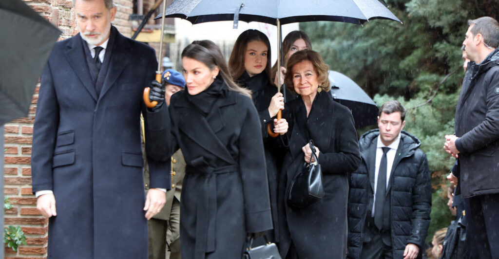 Σύσσωμη η ισπανική βασιλική οικογένεια αποχαιρέτησε την πριγκίπισσα Ειρήνη στη Μαδρίτη