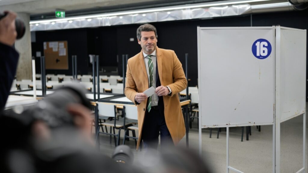 Πορτογαλία: Σε ιστορικό δεύτερο γύρο οι προεδρικές εκλογές με κεντροαριστερά και άκρα δεξιά