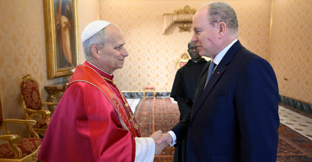 Μυστήριο με το σημάδι στο πρόσωπο του πρίγκιπα Αλβέρτου στη συνάντησή του με τον πάπα Λέοντα