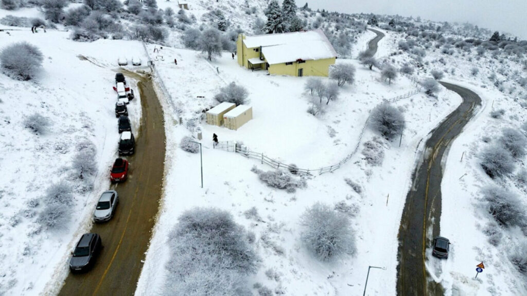 Στα λευκά τα ορεινά χωριά της χώρας - Εικόνες από το χιονισμένο τοπίο σε Πάρνηθα, Πήλιο, Εύβοια και Κίσσαβο