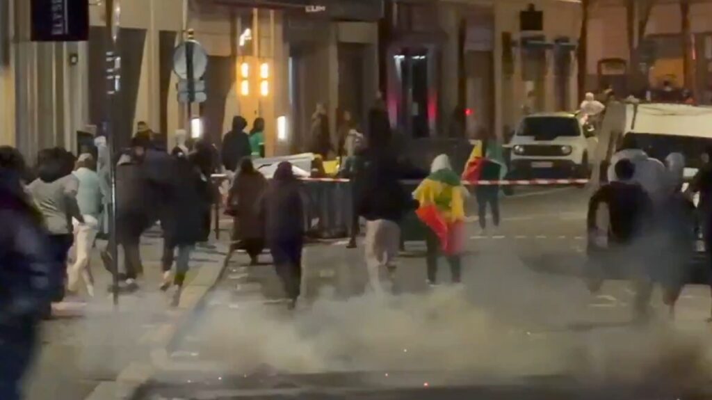 Σοβαρά επεισόδια με χημικά και πετροπόλεμο μεταξύ Σενεγαλέζων και της αστυνομίας στο Παρίσι μετά την κατάκτηση του Κόπα Άφρικα