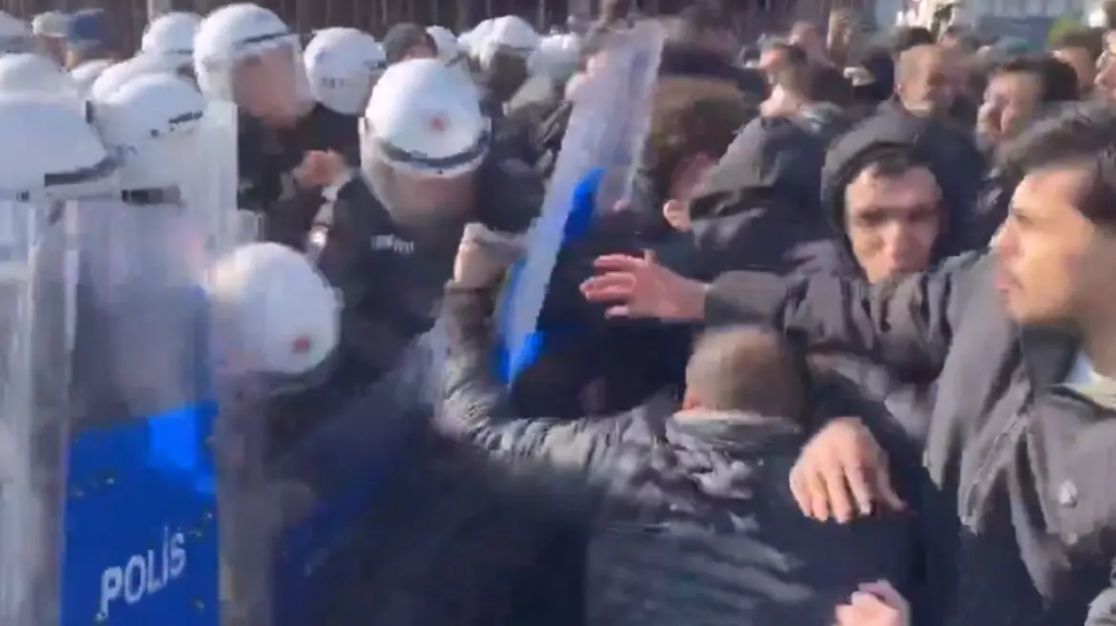 Τουρκία: Επεισόδια στα σύνορα με τη Συρία σε φιλοκουρδική διαδήλωση - Βίντεο