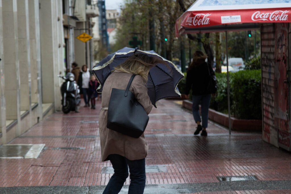 112 στην Αττική για περιορισμό των μετακινήσεων: Πώς θα κινηθεί η κακοκαιρία ανά 6ωρο, οι 4 ζώνες για τις βροχές, δείτε χάρτες