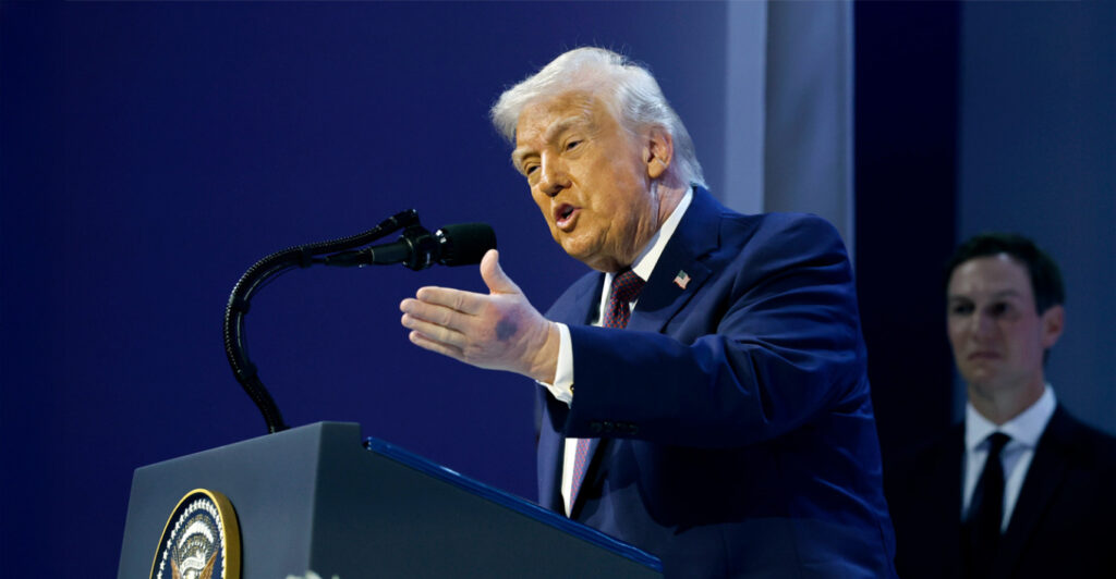 Ξανά με μελανιά στο χέρι ο Τραμπ στο Νταβός: «Χτύπησα σε τραπέζι» απάντησε στους δημοσιογράφους, τι είπε για την ασπιρίνη