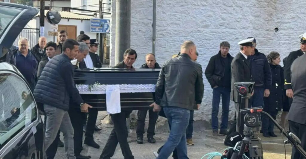 Θρήνος στην κηδεία του λιμενικού που σκοτώθηκε στο Άστρος - Ο Κικίλιας ζήτησε από τον Κακλαμάνη να «υιοθετήσει» η Βουλή το παιδί του