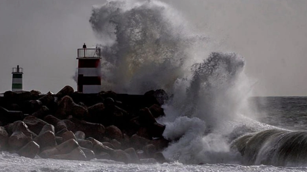 Πορτογαλία: Τα 15 μέτρα θα φτάσουν τα κύματα - Σε κατάσταση συναγερμού η χώρα