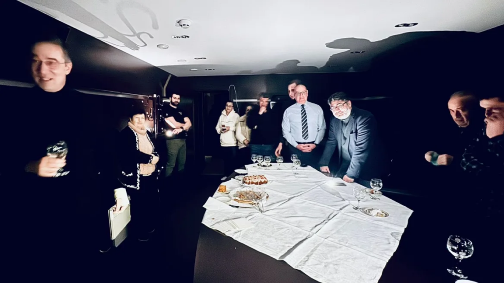 Ουκρανία: Σε καταφύγιο έκοψε την βασιλόπιτα η ελληνική πρεσβεία στο Κίεβο