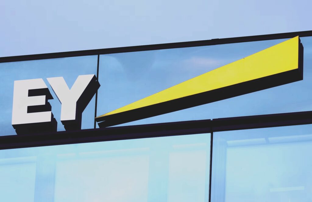 Σκιές πάνω από την Ernst & Young Ελλάδας – Κρατικοί λογαριασμοί, φήμες και η μάχη της αξιοπιστίας