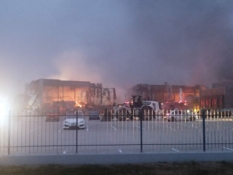 Μεγάλη φωτιά κατέστρεψε ολοσχερώς την Μπισκοτοβιομηχανία ΒΙΟΛΑΝΤΑ στα Τρίκαλα – Υπάρχουν τραυματίες και αγνοούμενοι