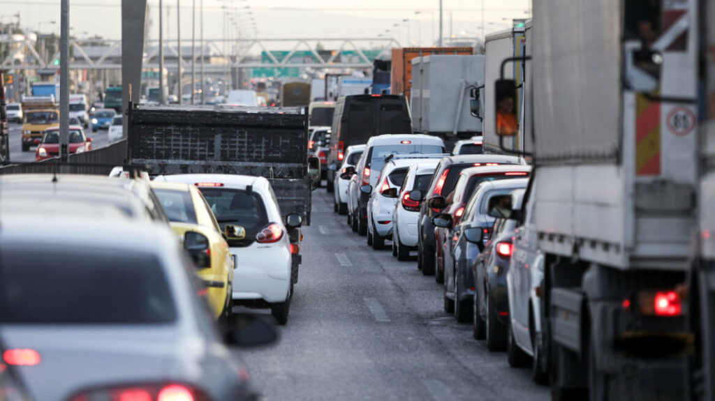 Σύσκεψη στο Μαξίμου για το κυκλοφοριακό στην Αττική: Περιορισμός στα φορτηγά στον Κηφισό, αλλά όχι πλήρης απαγόρευση