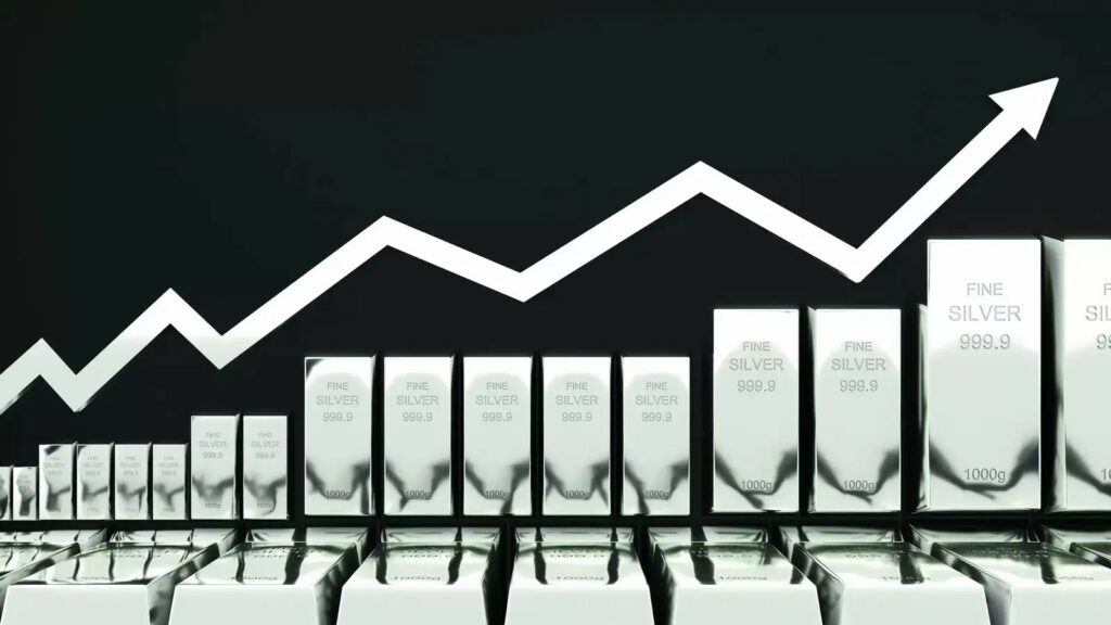 Το ασήμι στον 7ο ουρανό και η JP Morgan στα τάρταρα - Με την τιμή να σκαρφαλώνει καθημερινά, φήμες θέλουν τον κολοσσό να αναζητά απεγνωσμένα 4.000 τόνους από την Κίνα - Τα shorts «καίγονται» και το «χάρτινο» σύστημα της Δύσης καταρρέει μπροστά στην πραγματική έλλειψη.