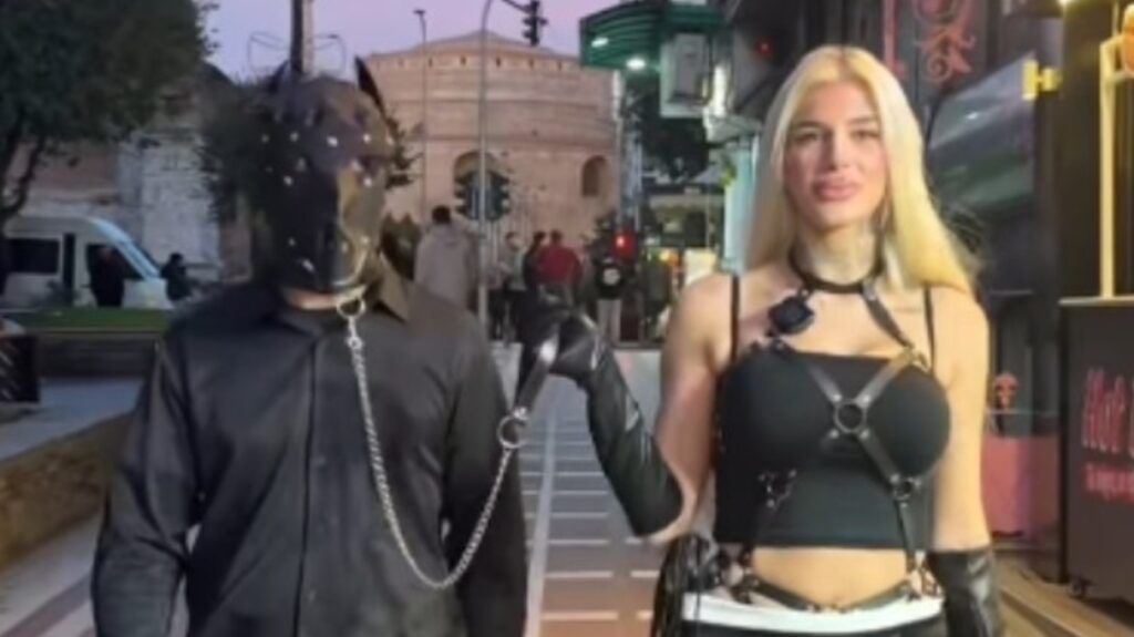 Θεσσαλονίκη: Μοντέλο του OnlyFans βγάζει τον σύντροφό της βόλτα με λουρί και μάσκα σε παραλία και Ναυαρίνου, δείτε βίντεο