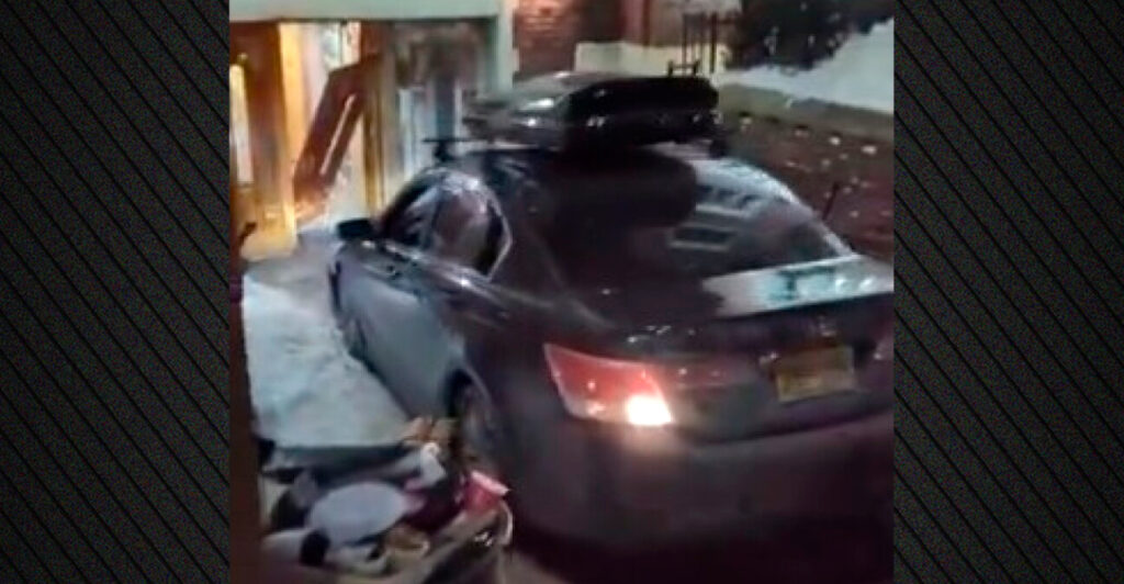 Νέα Υόρκη: Άνδρας εμβολίζει επανειλημμένα με το αυτοκίνητό του την είσοδο συναγωγής