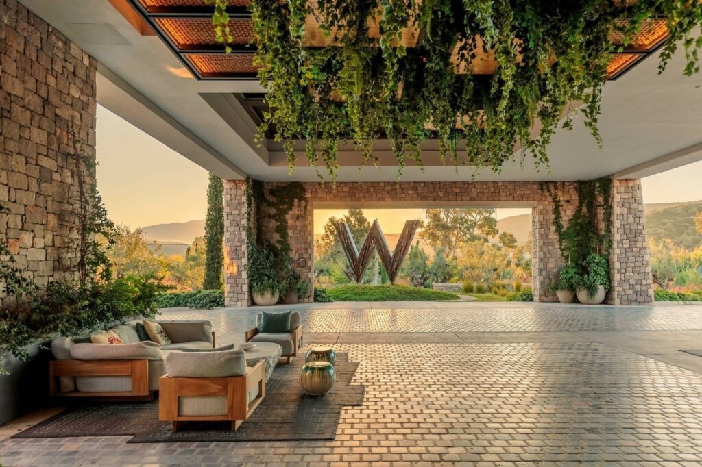 «Οι άλλοι βγάζουνε, εμείς βάζουμε»: Οι γκρίνιες μεταξύ κεντρικών προσώπων στη μεγάλη επιχειρηματική οικογένεια των Κωνσταντακόπουλων, σχετικά με την ανάγκη συνεχούς χρηματοδότησης του μεγάλου ξενοδοχειακού και real estate project, με μακροχρόνιες αποδόσεις και δέσμευση κεφαλαίων!