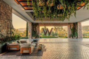 «Οι άλλοι βγάζουνε, εμείς βάζουμε»: Οι γκρίνιες μεταξύ κεντρικών προσώπων στη μεγάλη επιχειρηματική οικογένεια των Κωνσταντακόπουλων, σχετικά με την ανάγκη συνεχούς χρηματοδότησης του μεγάλου ξενοδοχειακού και real estate project, με μακροχρόνιες αποδόσεις και δέσμευση κεφαλαίων!