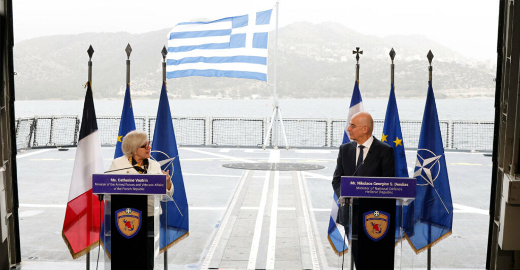 O Νίκος Δένδιας υποδέχθηκε στη φρεγάτα Κίμων τη Γαλλίδα ομόλογό του - «Επισπεύδουμε την ανανέωση της ελληνογαλλικής αμυντικής συμφωνίας»