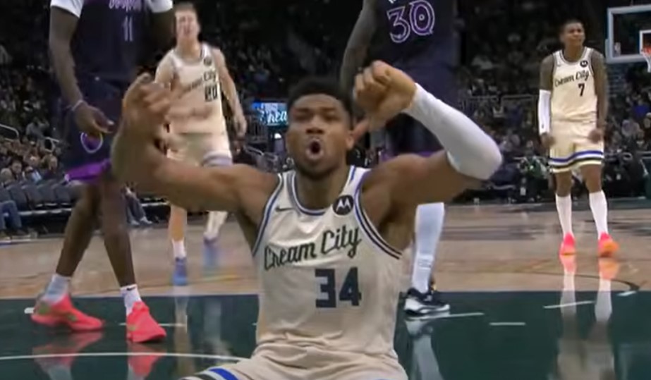 Οργισμένος ο Αντετοκούνμπο από τις αποδοκιμασίες των οπαδών των Μπακς: Τους γιούχαρε μέσα από το παρκέ