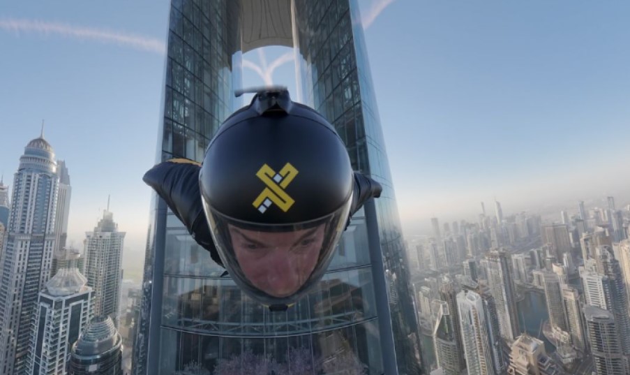 Βίντεο που κόβει την ανάσα: Skydiver πέρασε μέσα από την «τρύπα της βελόνας» στο ψηλότερο ξενοδοχείο στον κόσμο