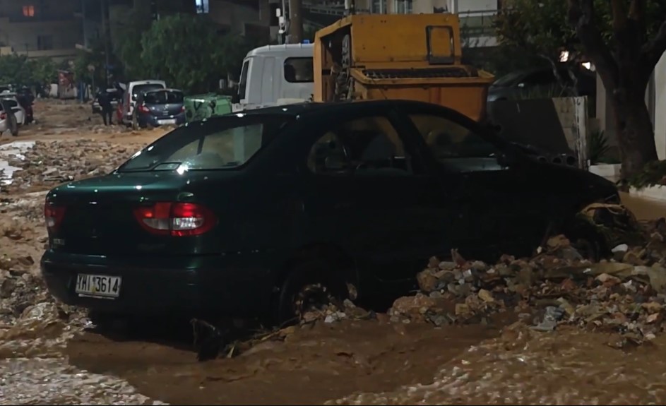 Γιατί χτυπήθηκε από την κακοκαιρία η Άνω Γλυφάδα: Τι λέει ο Ευθύμης Λέκκας - Καλλιάνος: «Τέτοιο φαινόμενο έχουμε να δούμε 40 χρόνια»
